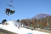 Yetiでは外気温に関係なく造雪できるICS（アイスクラッシュシステム）をフル稼働させ、毎日約650トンの雪を造り約1kmのゲレンデを完成させる予定。