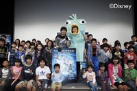 「フィニアスとファーブ／ザ・ムービー」完成披露試写会に招待された子供たちとオードリーによる記念撮影。
