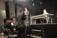 トークライブ「ザ・ゴールデンゴールデントークライブ　スコップvol.4」の一場面。(c)ワタナベエンターテインメント