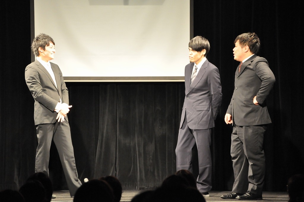 トークライブ「ザ・ゴールデンゴールデントークライブ　スコップvol.4」の一場面。(c)ワタナベエンターテインメント