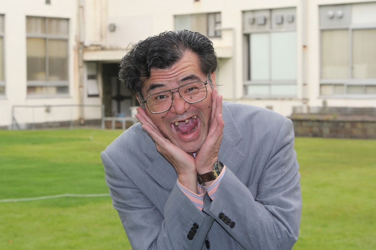 にこやかな笑顔を見せる野見隆明。