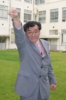 ポーズを決める野見隆明。