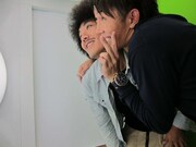 DVD「トータルテンボスの地上波即戦力TV ～ゴールデン編～」のジャケット撮影を行ったトータルテンボス。特典用にプリクラ撮影をする2人。