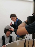 どんな物体でもなじむ藤田のアフロ。