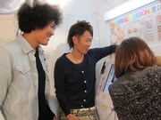 担当者のアドバイスを聞きながらプリクラをギャル仕様に。