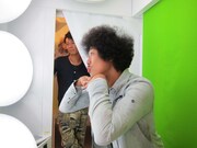 1人バージョンの撮影をする藤田と愛くるしい目で見守る大村。