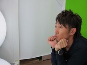 1人バージョンの撮影をする大村。