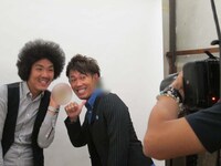 物体が勝手に動き回るのを止められず首にたどりつき表情がこわばる大村。