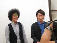 面白がって物体を顔につける藤田。本気で嫌がる大村。