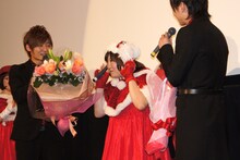 来週33歳の誕生日を迎えるにあたり、イ・テガン（左）、コン・テユ（右）から花束を贈呈されたほか、客席から「ハッピーバースデー」の合唱が起こり、ご満悦の森三中・黒沢（中央）。