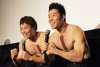 クイズの最後に「うーん、ヘルシー！」とポーズを決める2人。