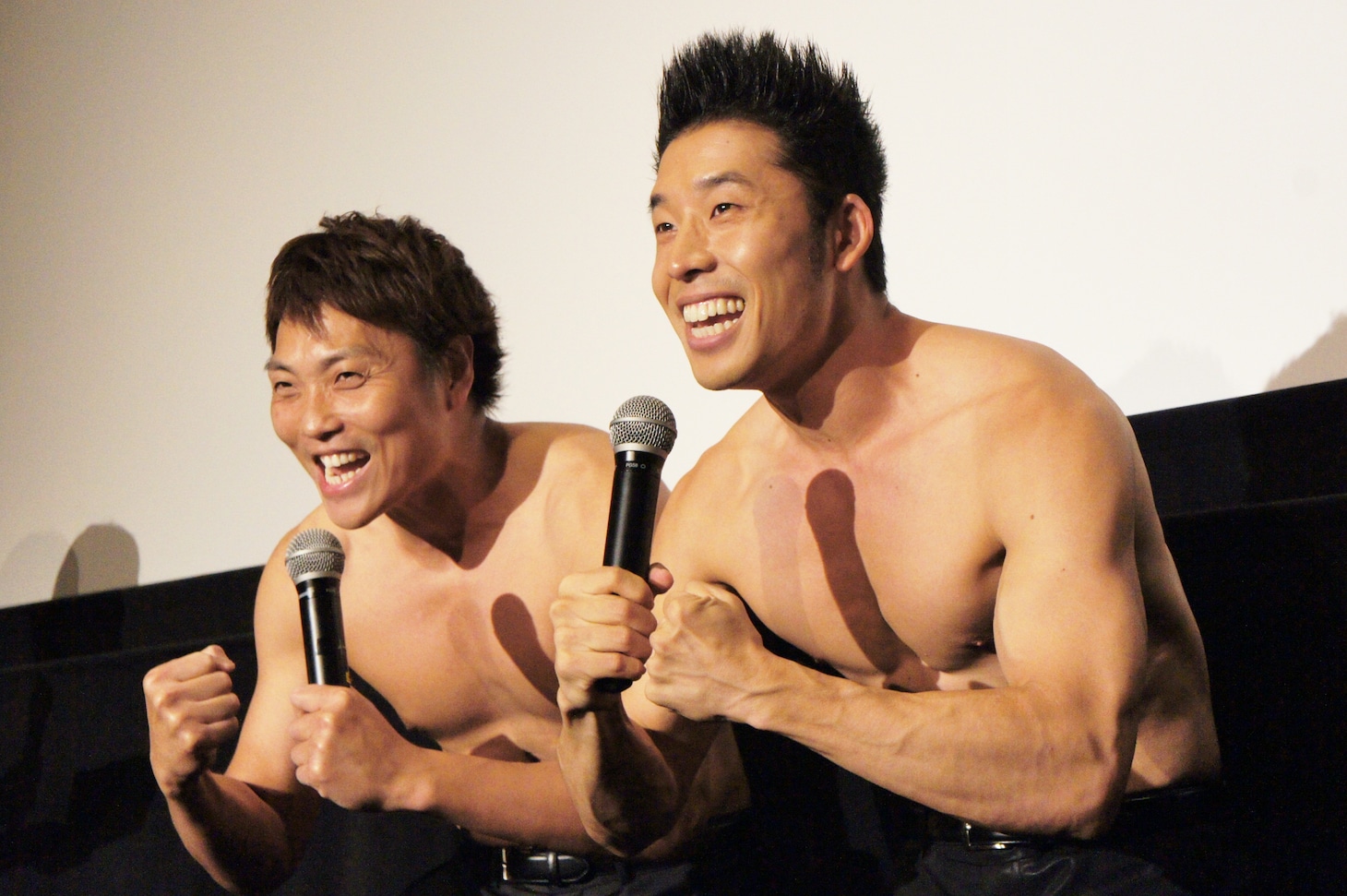 クイズの最後に「うーん、ヘルシー！」とポーズを決める2人。