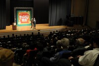 この日のトップバッターでネタを披露したCOWCOWは観客とのやりとりをふんだんに織り交ぜて漫才を披露。(c)NHK