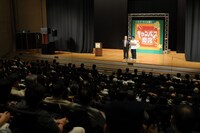 「キャンパス寄席＠青山学院大学」には過去最高の1058人が来場。(c)NHK