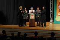 ネタ後のトークでスピードワゴンは、放送日のクリスマスイブにちなんだ思い出を披露。(c)NHK