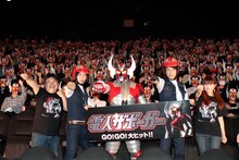 映画「電人ザボーガー」の初日舞台挨拶に登場した（前列左から）井口昇監督、古原靖久、電人ザボーガー、板尾創路、佐津川愛美。