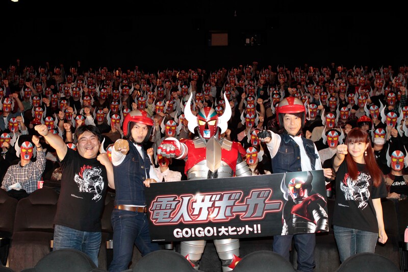 映画「電人ザボーガー」の初日舞台挨拶に登場した（前列左から）井口昇監督、古原靖久、電人ザボーガー、板尾創路、佐津川愛美。