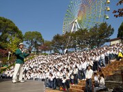 記録計測を行ったブラックマヨネーズ吉田（左）。