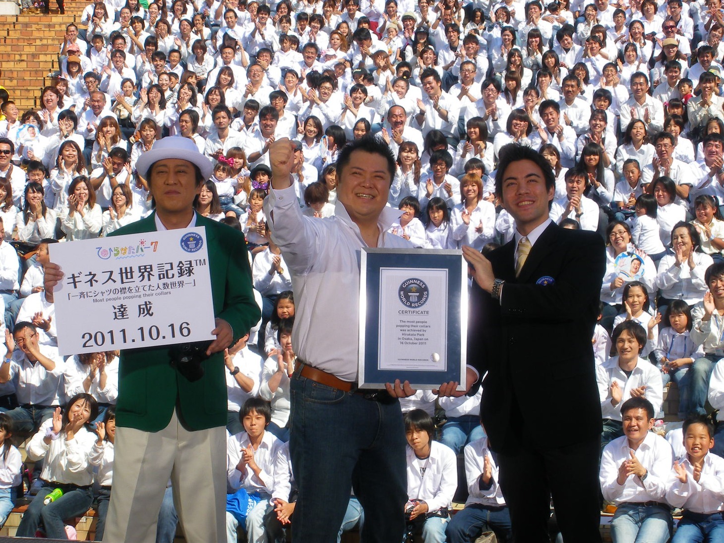 ブラックマヨネーズと、ギネス公式認定員のショーン・カニーン氏（左から）。