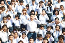 ひらパー兄さんことブラックマヨネーズ小杉（中央）と、襟付きの白いシャツに青いGパン姿で集合した参加者たち。