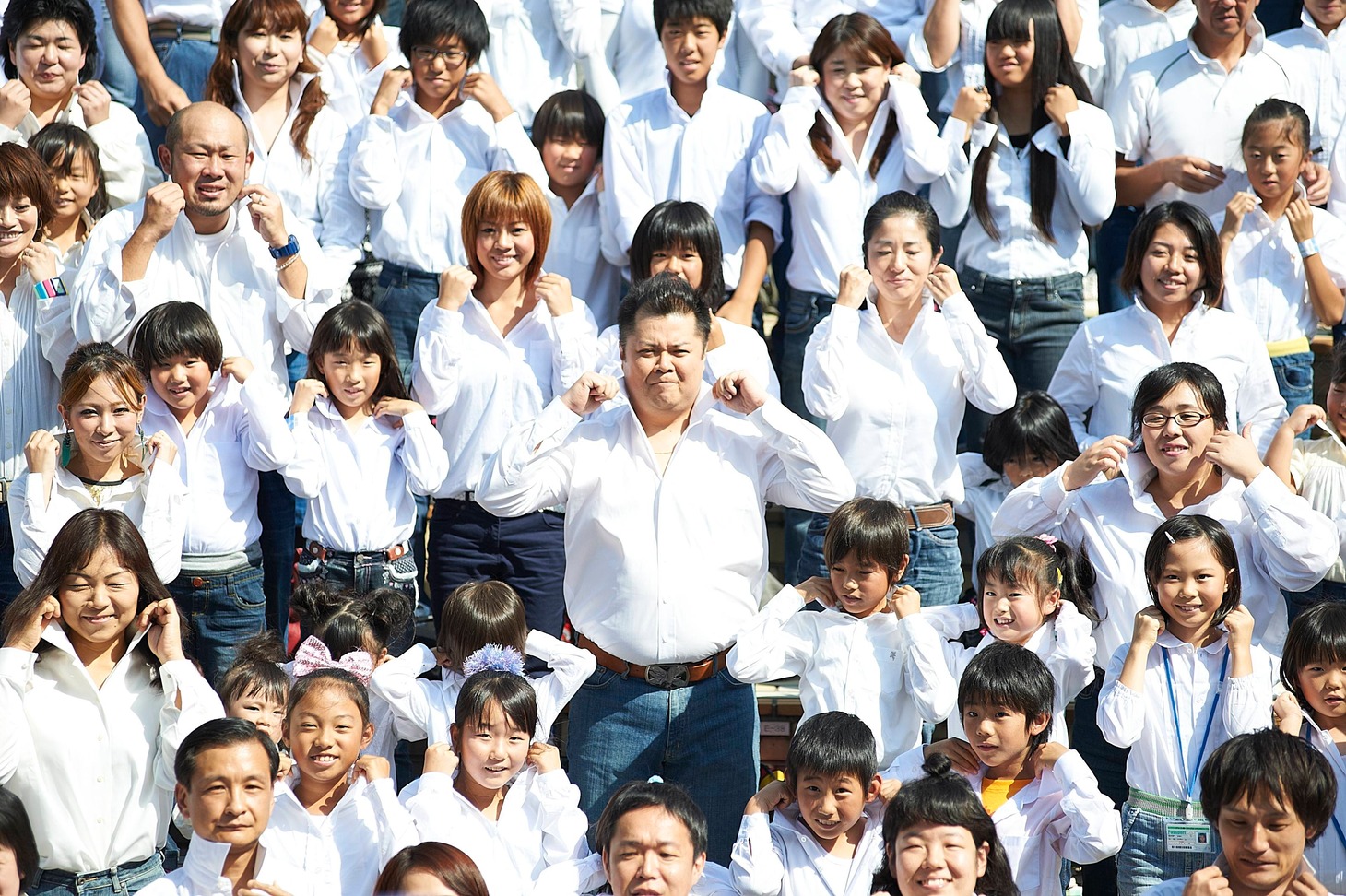 ひらパー兄さんことブラックマヨネーズ小杉（中央）と、襟付きの白いシャツに青いGパン姿で集合した参加者たち。