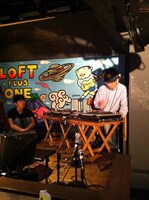 開場から前説の巨匠までは、「僕らにできることを」とレゲエのDJで会場を盛り上げたおすし。DJは「DJマサトッシュ」こと桜井。相方の鐘ヶ江は横で見守った。