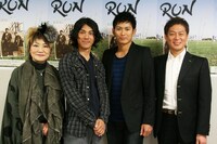 11月3日から5日まで大阪・京橋花月にて上演される京橋ナイト・ステージ「『RUN』～ベイブルース　25歳と364日～」の記者会見に出席した高山トモヒロ、高山役の柄谷吾史、河本役の松田悟志、河本の母親役を演じる末成由美。(c)吉本興業