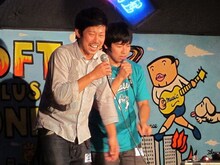 前説として登場した巨匠。鬼ヶ島に元気を取り戻してもらうために、ファンと一緒に鬼ヶ島を励ます作戦を決行。