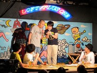 冒頭ショートコントを披露したラブレターズ。