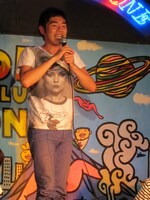 ウルフルズの「バンザイ」を歌う池田。池田にはまたも平子からの捏造タレコミがあり、村上も「もうただのジャーナリスト」と苦笑した。