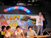 「バンザイ」の2番を歌った和田。観客と握手するなど、サービスたっぷりに歌い上げた。