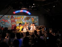 観客と一緒に乾杯。今回優勝ならずということで飲食代は観客負担となったが、おかず1品が感謝の気持ちとしてプレゼントされた。