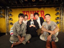 DVD「ニコニコキングオブコメディ 冗談にもほどがある！～ガチゆるトーク信用度検証バラエティ～」発売イベントに出演したキングオブコメディと、歴代おやつボーイズ。