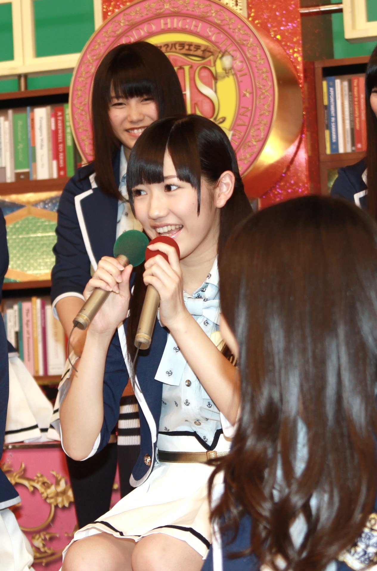 同時に手渡されたマイク2本で話そうとする渡辺麻友。「私は前髪にすごくこだわっているので、誰にも触らせたくない。そこがガチだと思います」と語った。