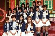 記者会見に出席したAKB48、NMB48メンバー。