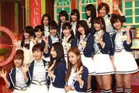 「なるほど！ハイスクール」リニューアル発表の記者会見に出席した、高橋みなみ、前田敦子、柏木由紀、板野友美（前列左から）ほか、AKB48、NMB48メンバー。