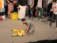 POISON GIRL BAND吉田。照明、小道具を器用に使い、せつない言葉や状況を笑いに転換。