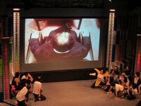 突如会場にモニターを通じて登場したミスターK。ジャンケン大会は生ぬるいと笑かし合いを強要。