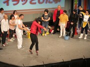 ミスターKに無理矢理「ご歓談を！」と振られ、審議中には「最近とってもイラっとしたこと」というテーマでトークを展開。司会不在のため、菊池がトーク後の芸人を「それイラっとするよね！」とフォロー。