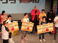 大阪大会行きの切符とTシャツを手にしたR藤本、伊藤修子、鬼ヶ島・野田。