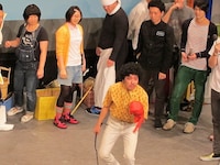 沖縄の元ボクサーのギャグを披露するタネンチュ国場。