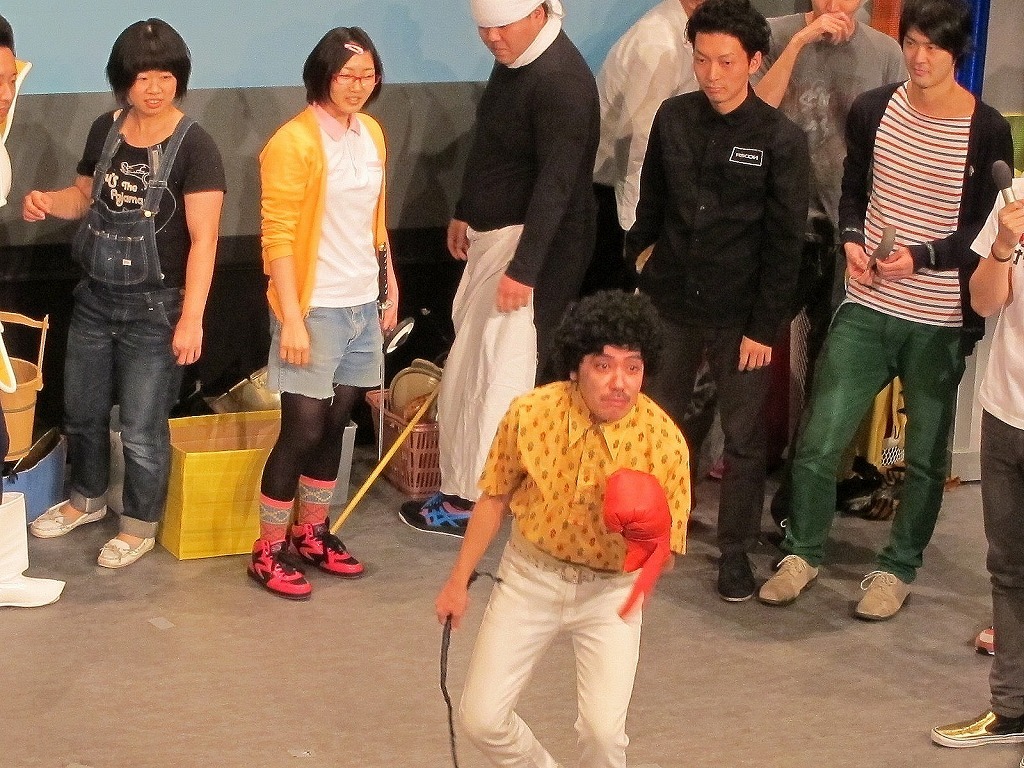 沖縄の元ボクサーのギャグを披露するタネンチュ国場。