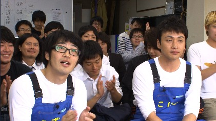 ドランクドラゴン鈴木、アンジャッシュ児嶋（前列左から）と、スクールJCAの生徒たち。