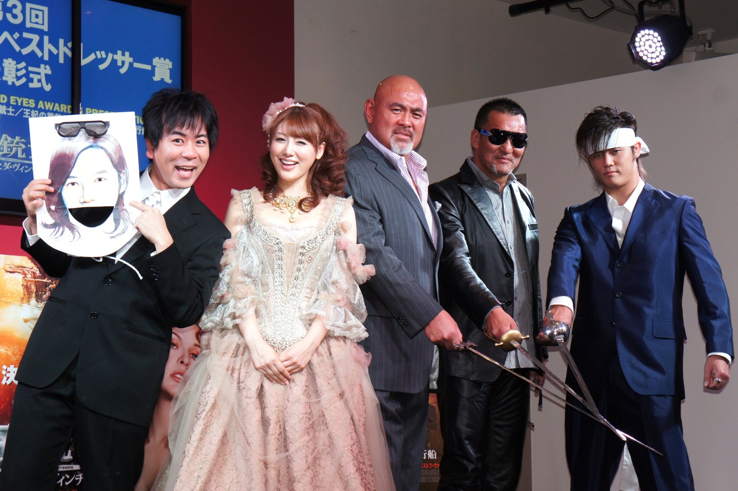 「第3回日本3Dメガネベストドレッサー賞 授賞式」に登場した（左から）HEY！たくちゃん、安めぐみ、武藤敬司選手、蝶野正洋選手、橋本大地選手。