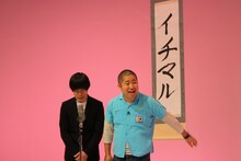 DVD「イチマル」の収録に臨んだハライチ。彼らの背後には、岩井（左）が書いた「イチマル」の掛け軸が吊るされている。