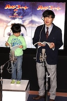 鈴木福と劇団ひとり（左から）。