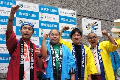 「食べて応援しよう！東日本野菜フェア」に登場した（左から）上原チョー、三瓶、オスペンギン。