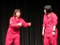 天然もろこし。泣いてしまった社長の息子を笑わせようと、2人が思う面白いことをやり始める。