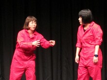 天然もろこし。泣いてしまった社長の息子を笑わせようと、2人が思う面白いことをやり始める。