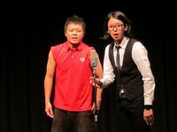 こけらおとし。ヒーローショーの熱いコントを展開。この日はMCで大活躍。